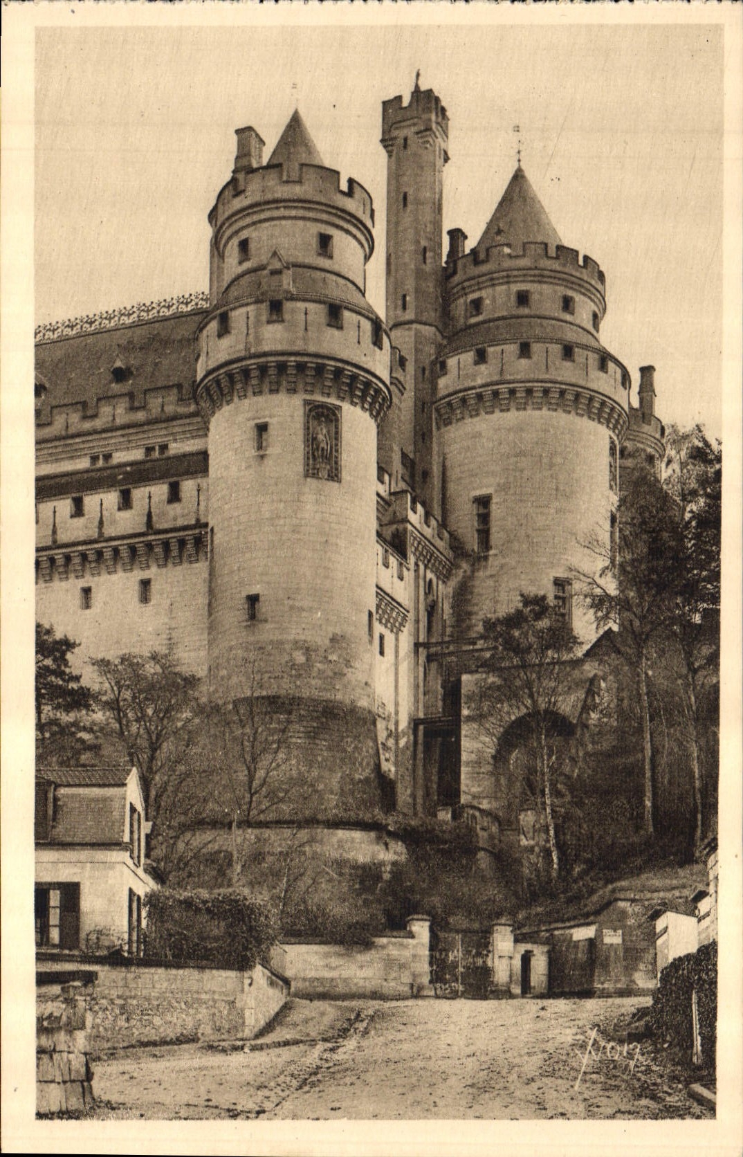 CPA Chateau de Pierrefonds Oise l'Arrivee au Chateau