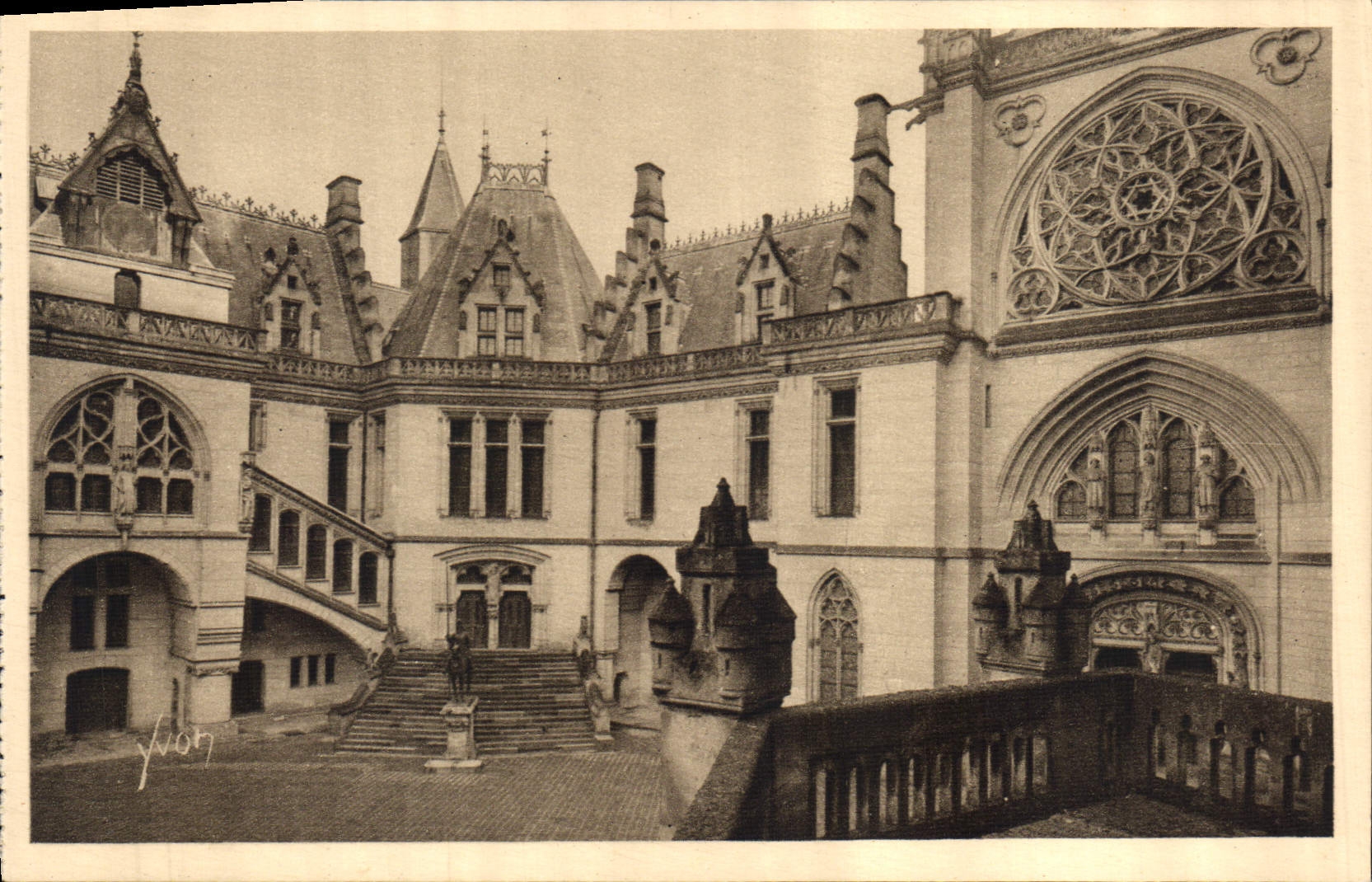 CPA Chateau de Pierrefonds Oise la Cour d'Honneur