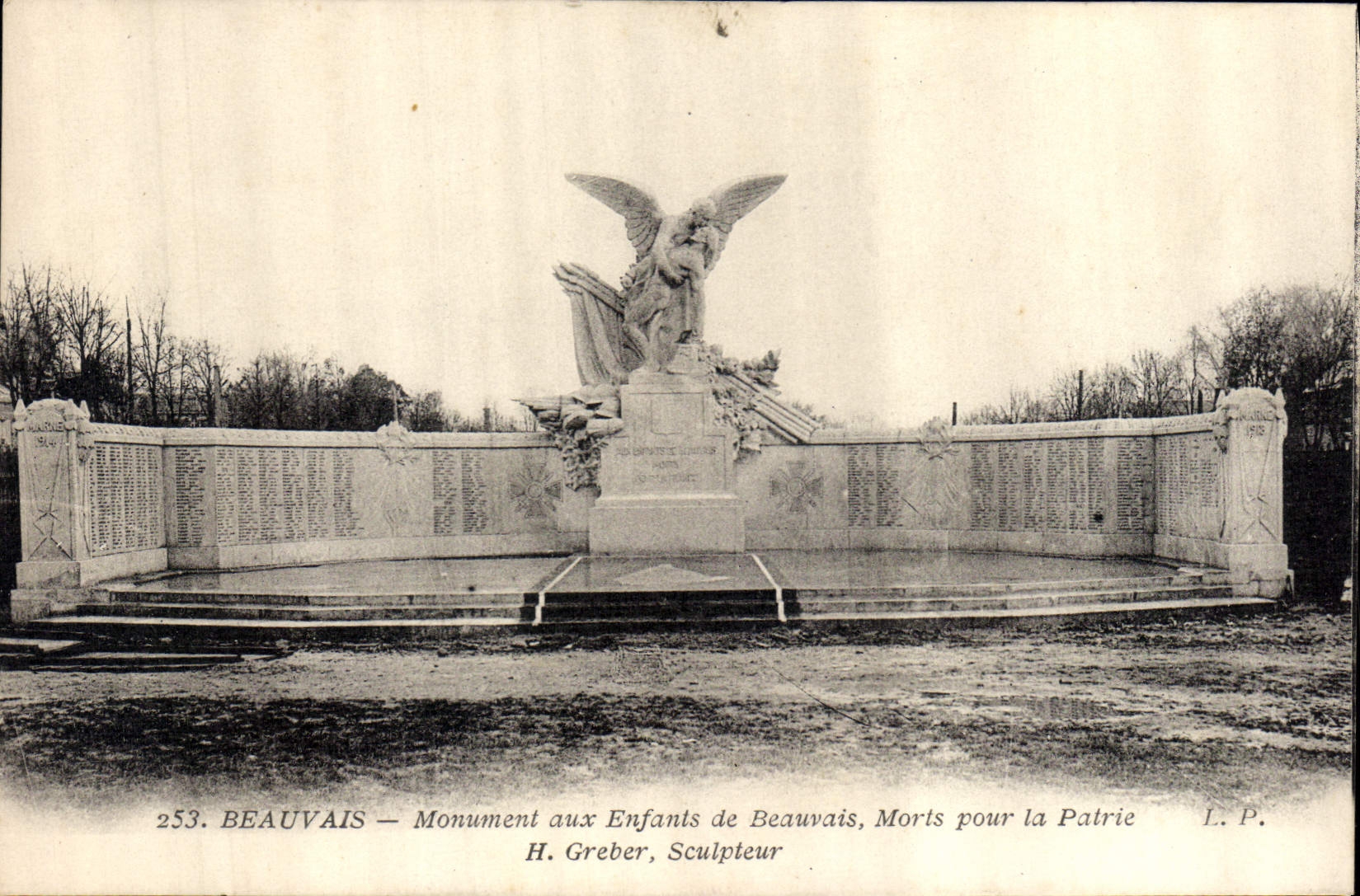CPA Beauvais Monument aux Enfants de Beauvais Morts pour la Patrie H Greber Sculpteur
