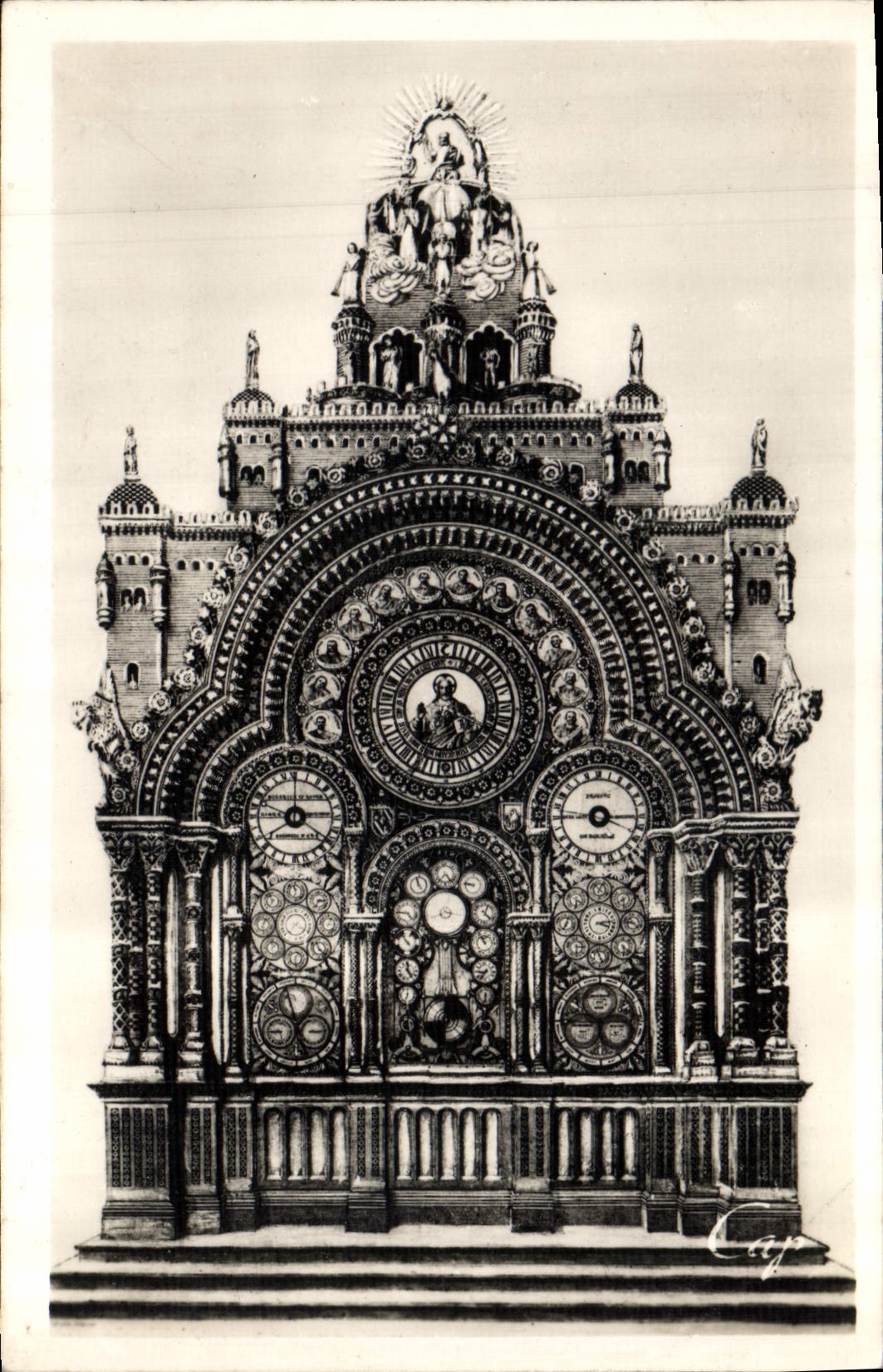 CPA Beauvais la Cathedrale l'Horloge Monumentale