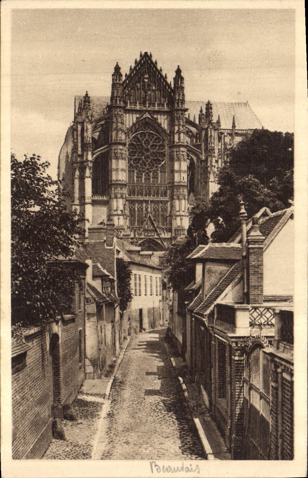 CPA Beauvais la Cathedrale vue de la Rue Feutrier
