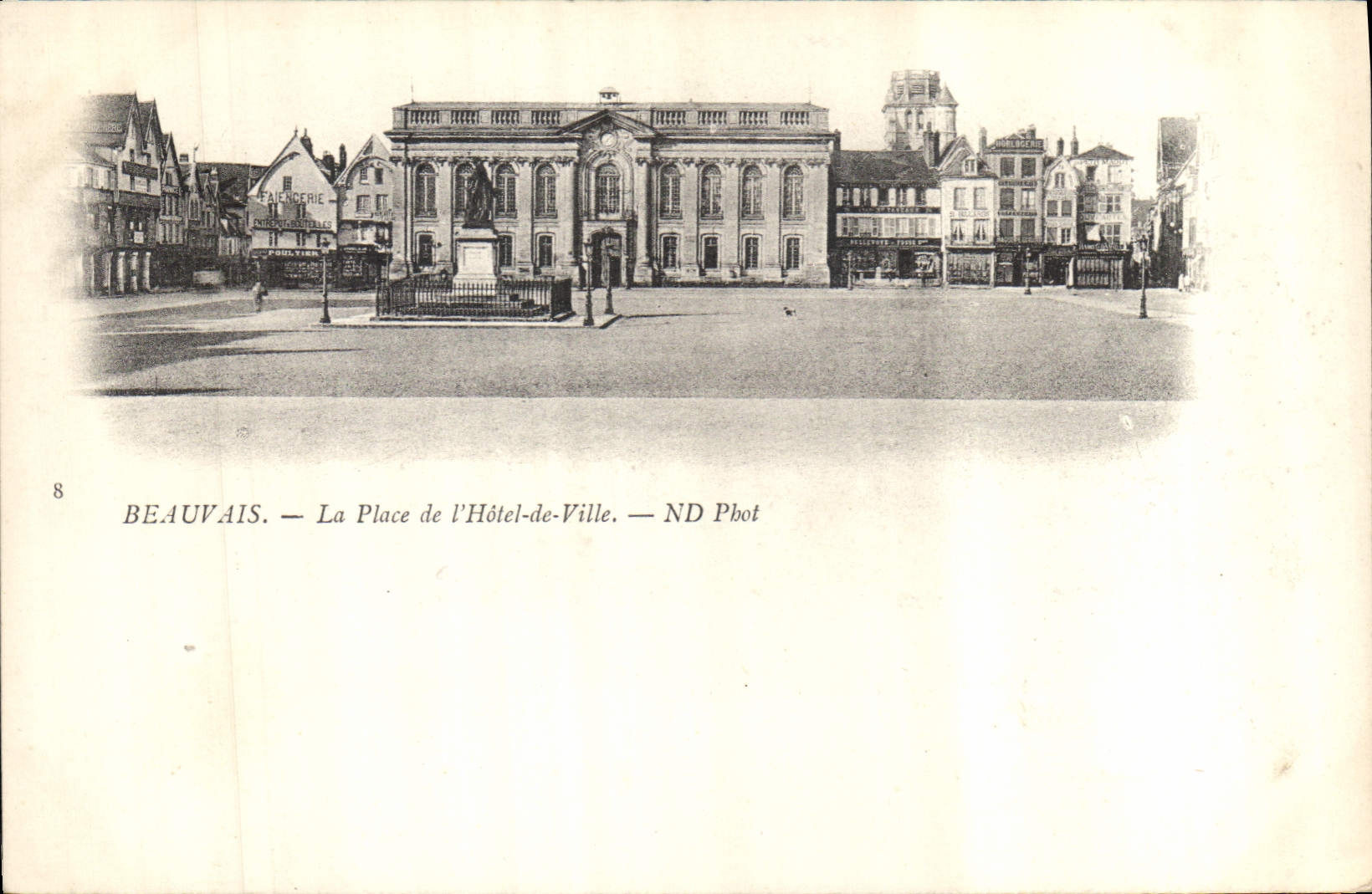 CPA Beauvais la Place de l'Hotel de Ville