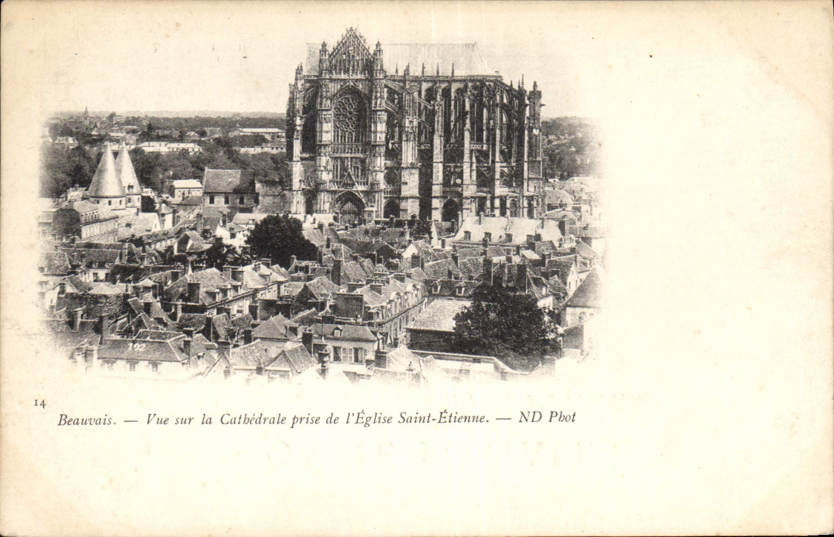 CPA Beauvais Vue sur la Cathedrale prise de l'Eglise Saint Etienne 
