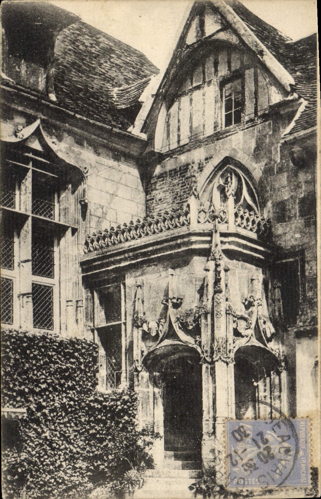 CPA Beauvais Escalier rependant d'une Ancienne Maison Canoniale 
