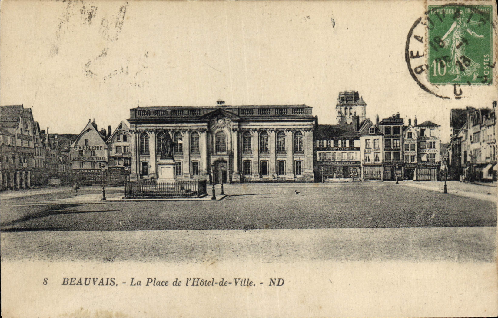 CPA Beauvais la Place de l'Hotel de Ville 