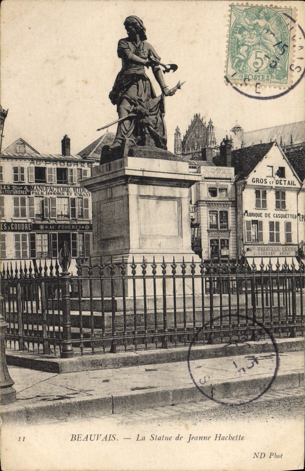 CPA Beauvais la Statue de Jeanne Hachette 