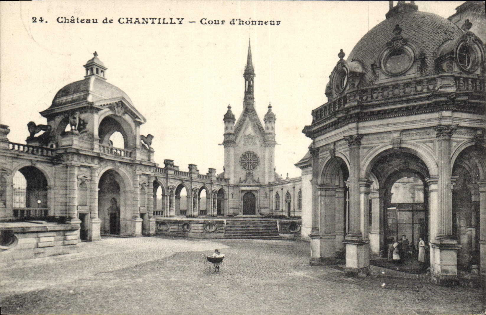 CPA Chateau de Chantilly Cour d'Honneur 