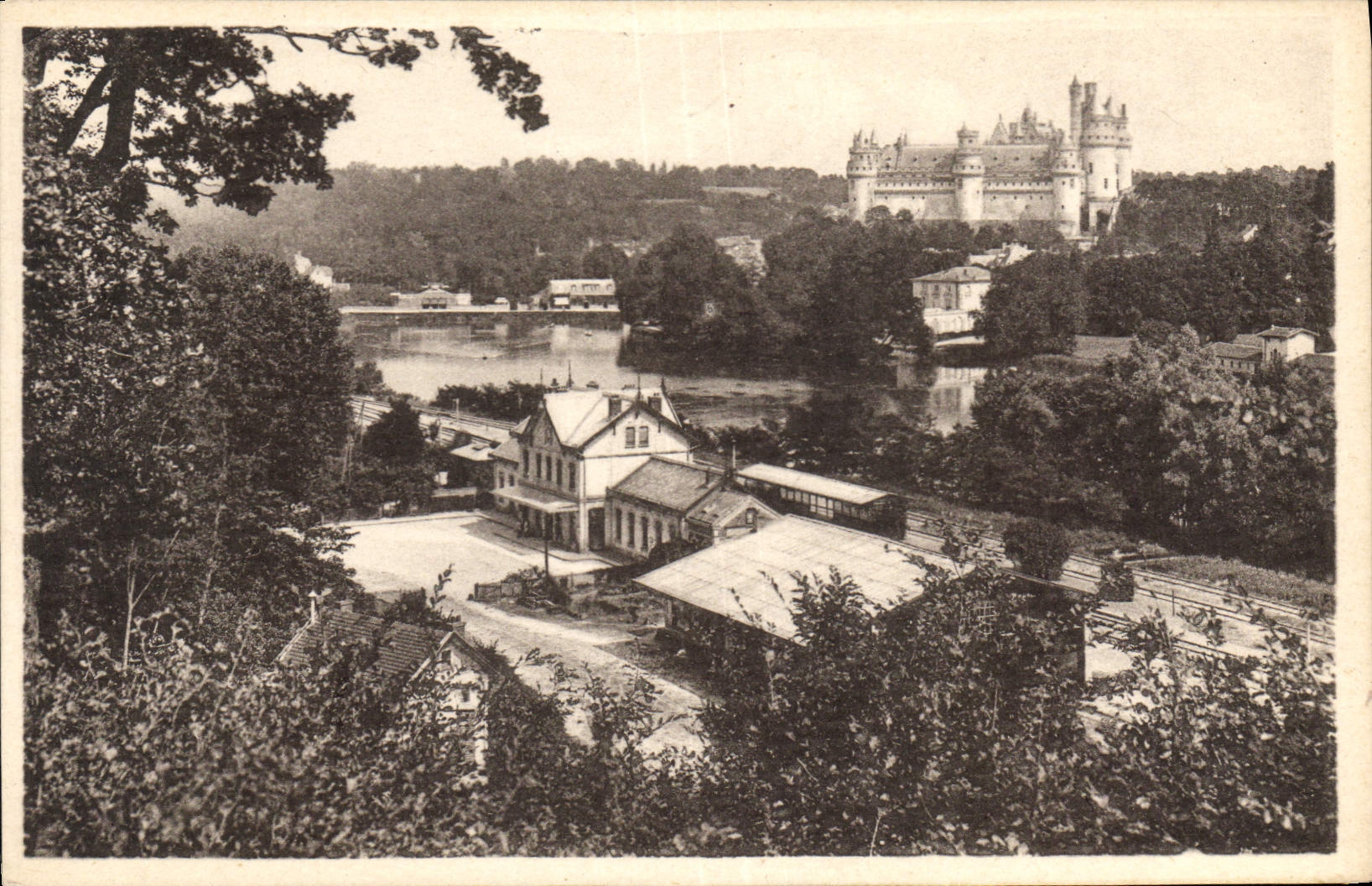 CPA Pierrefonds le Chateau l'Etang la Gare 