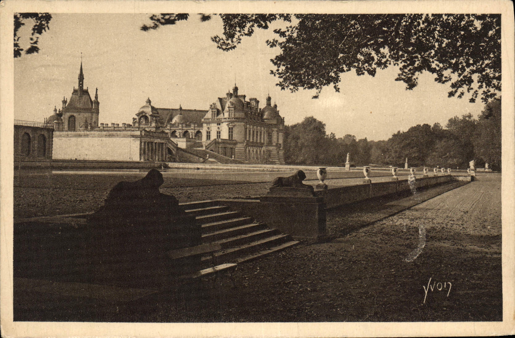 CPA Chateau de Chantilly vue generale du Chateau 