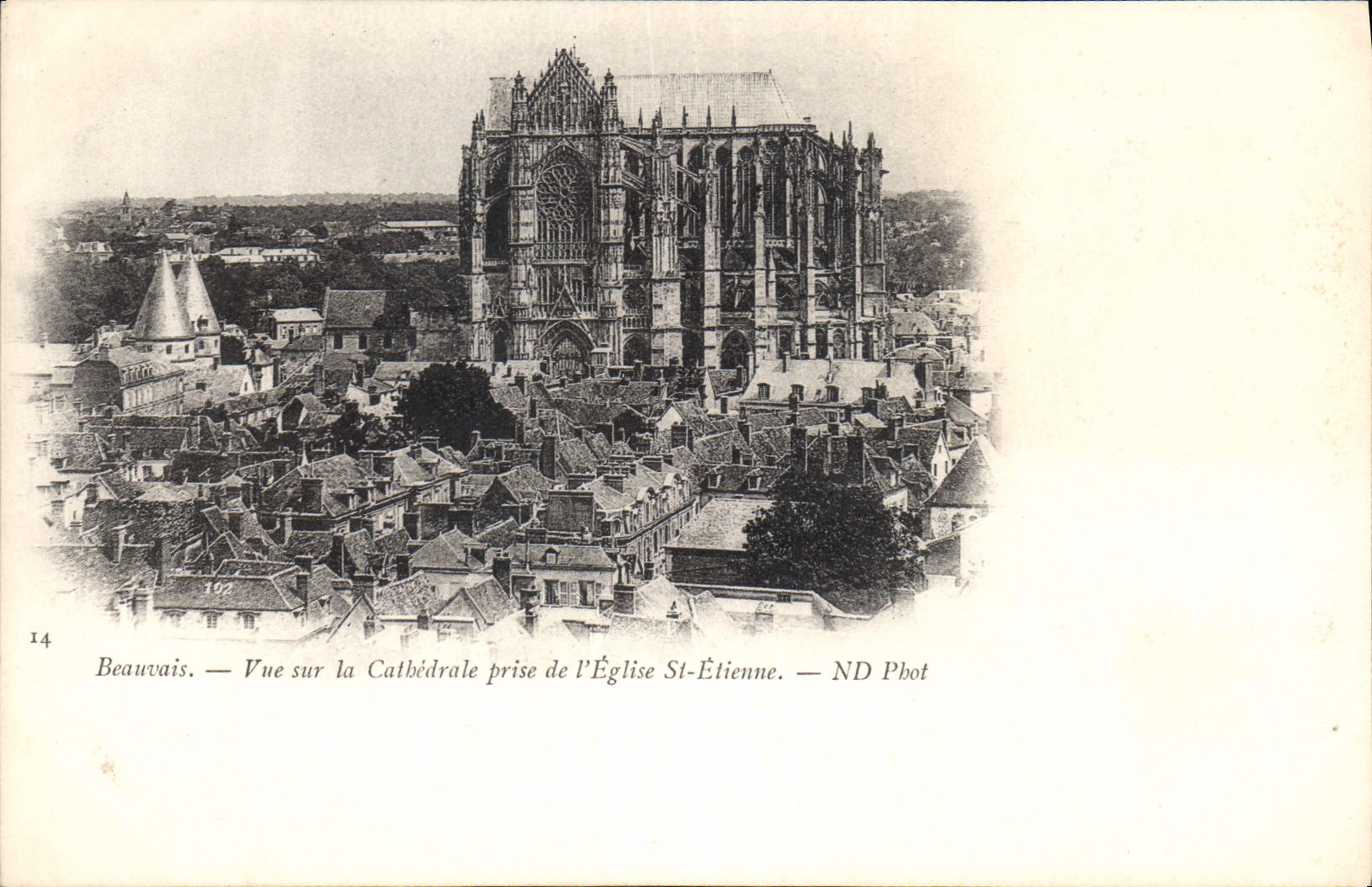 CPA Beauvais vue sur la Cathedrale prise de l'Eglise St Etienne 
