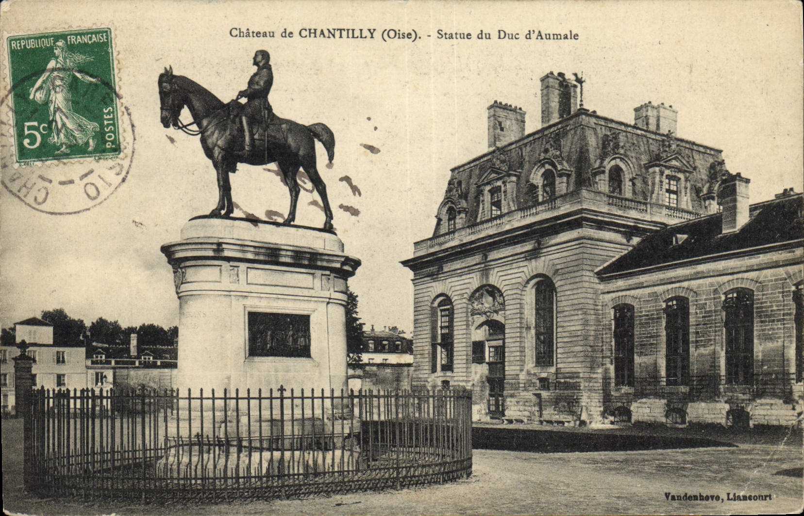 CPA Chateau de Chantilly Oise Statue du Duc d'Aumale 