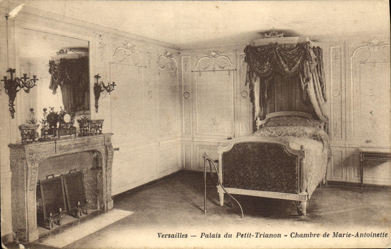 CPA Versailles Palais du Petit Trianon Chambre de Marie Antoinette 