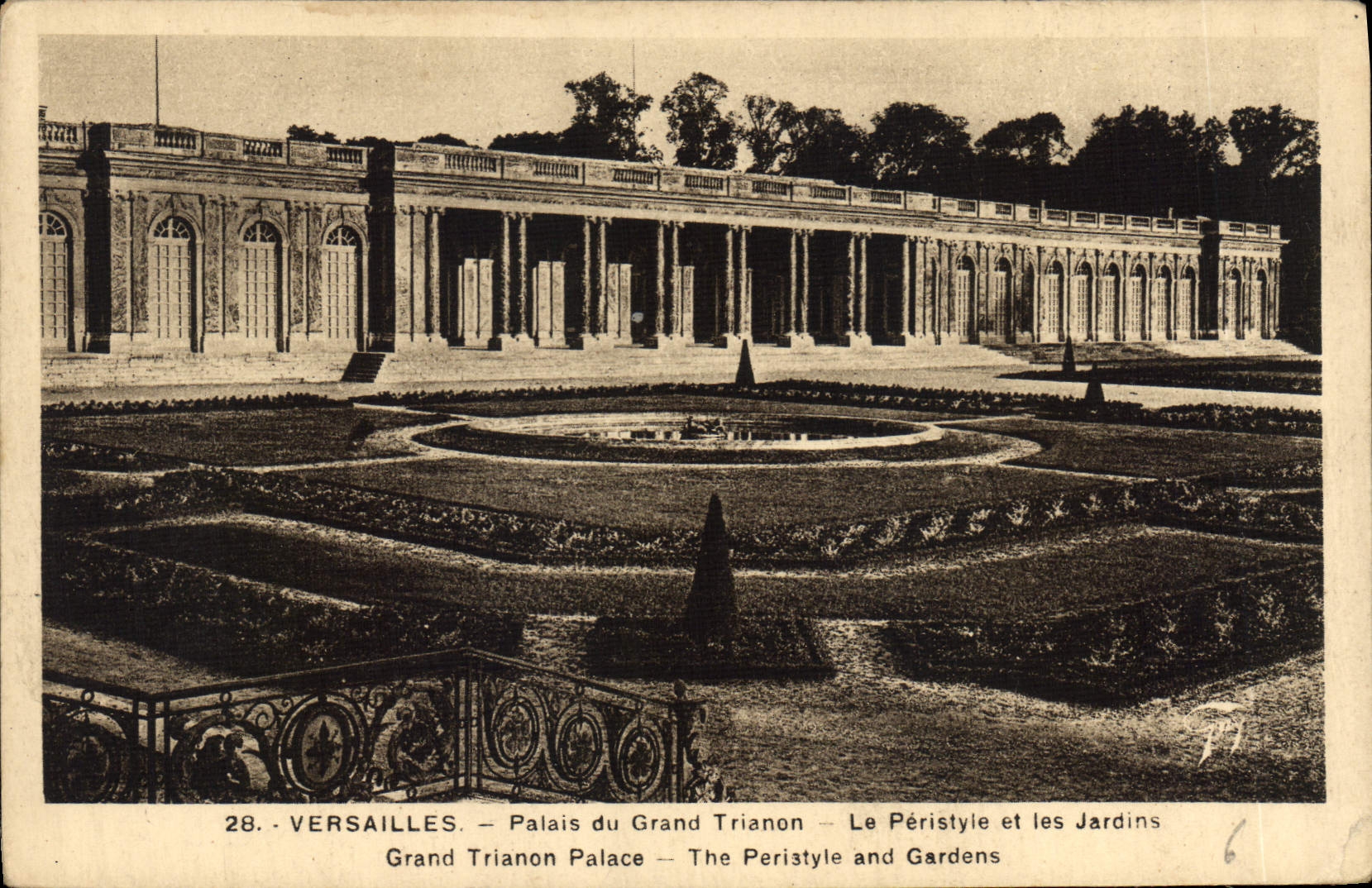CPA Versailles Palais du Grand Trianon le Peristyle et les Jardins 