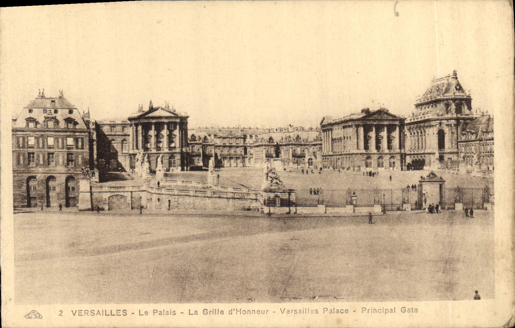 CPA Versailles le Palais la Grille d'Honneur