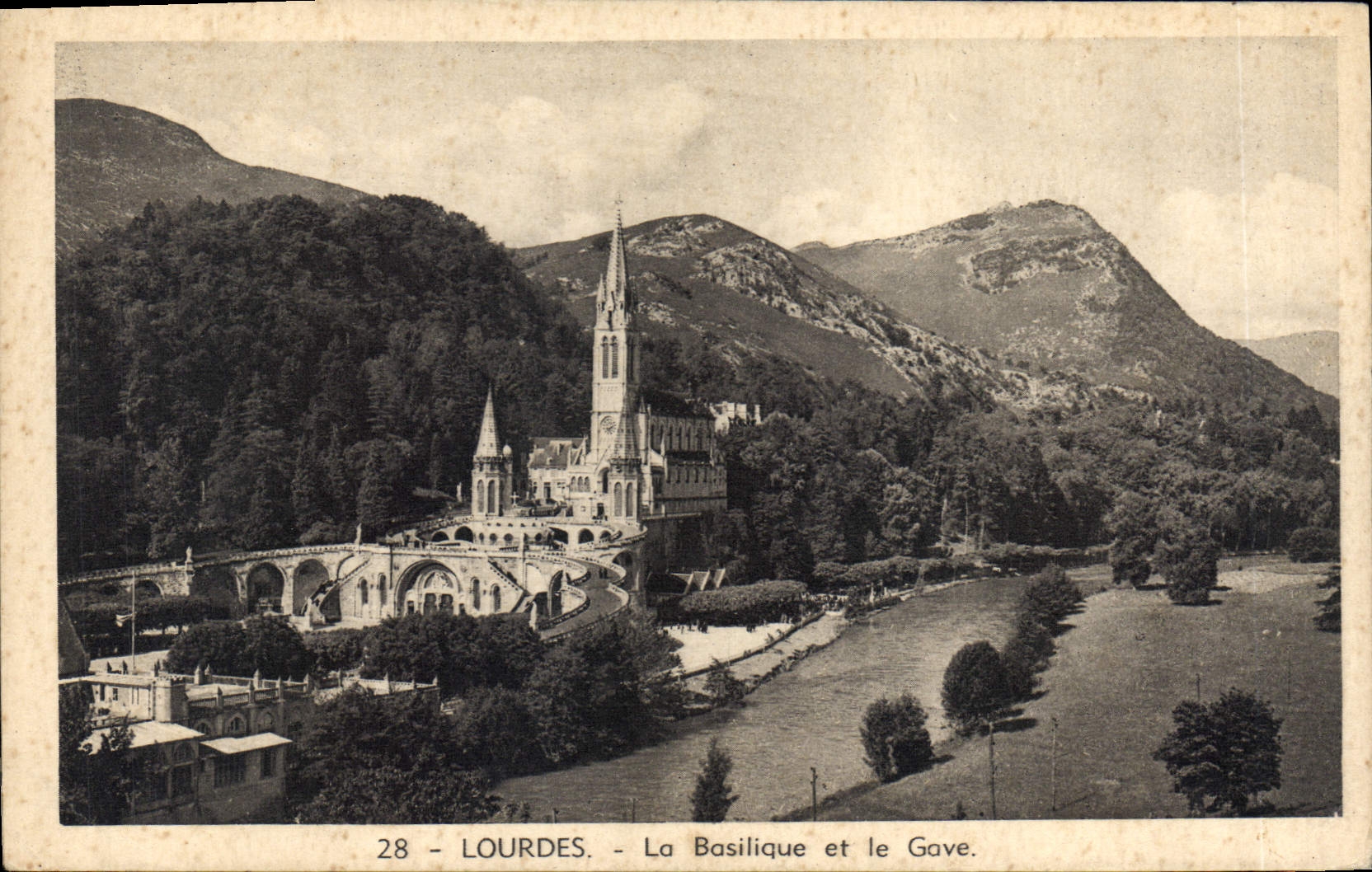 CPA Lourdes la Basilique et le Gave 