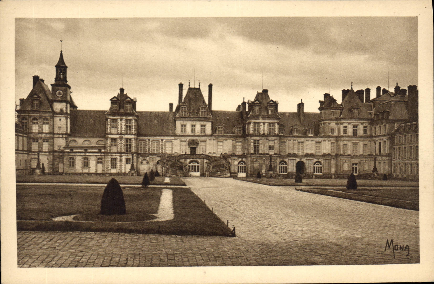 CPA les Petit Tableaux de L'Ile de France Palais de Fontainebleau Facade sur la Cour des Adieux 