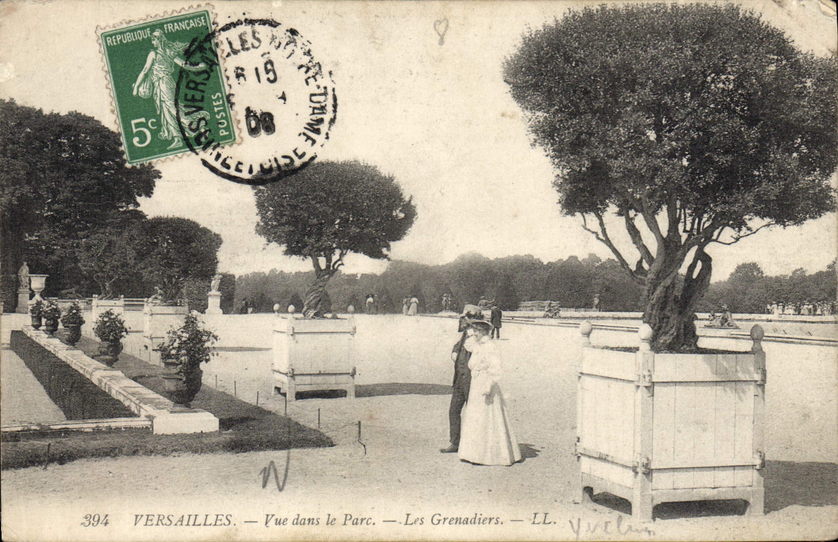 CPA Versailles Vue dans le Parc les Grenadiers