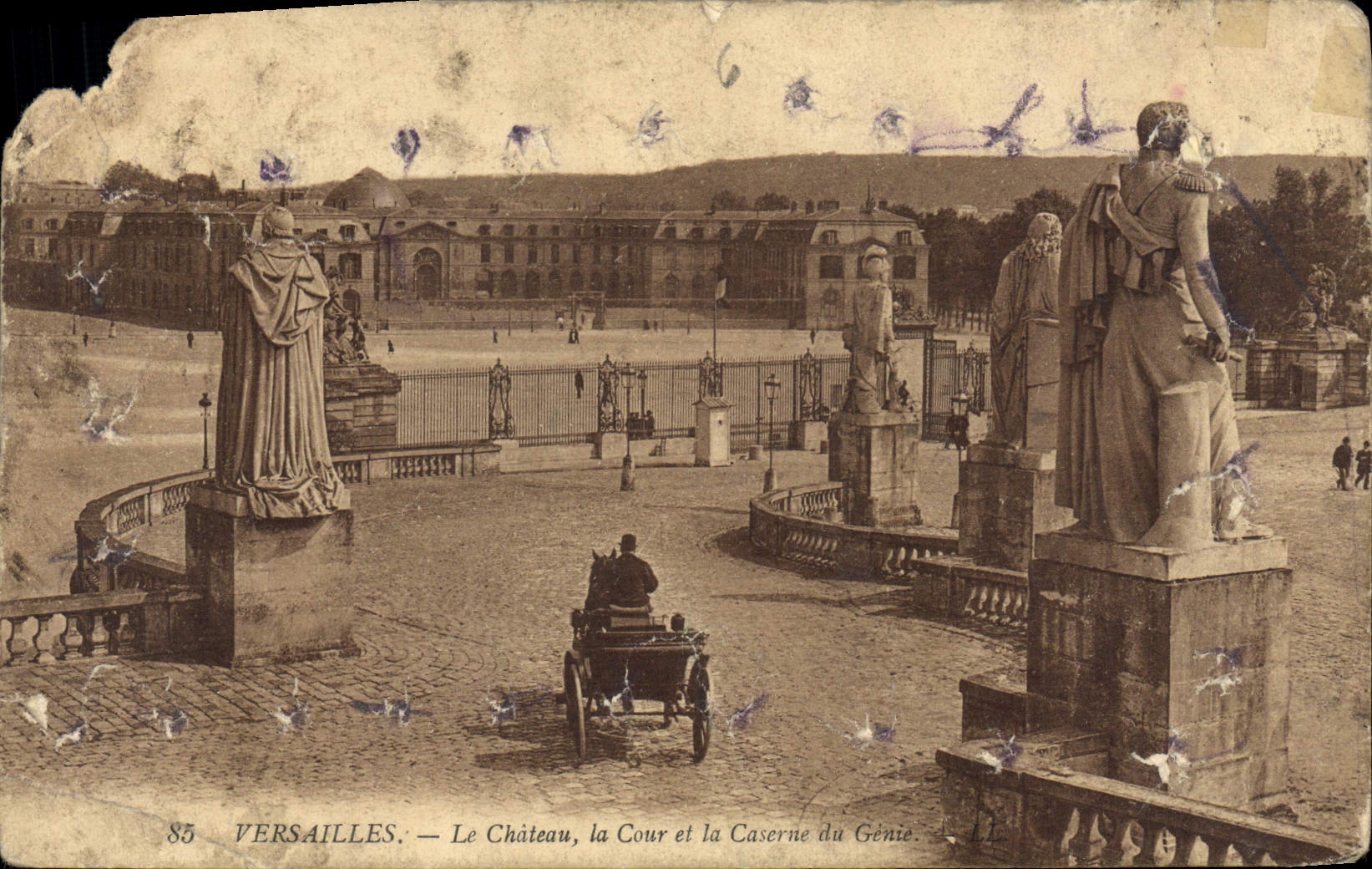 CPA Versailles le Chateau la Cour et la Caserne du Genie 