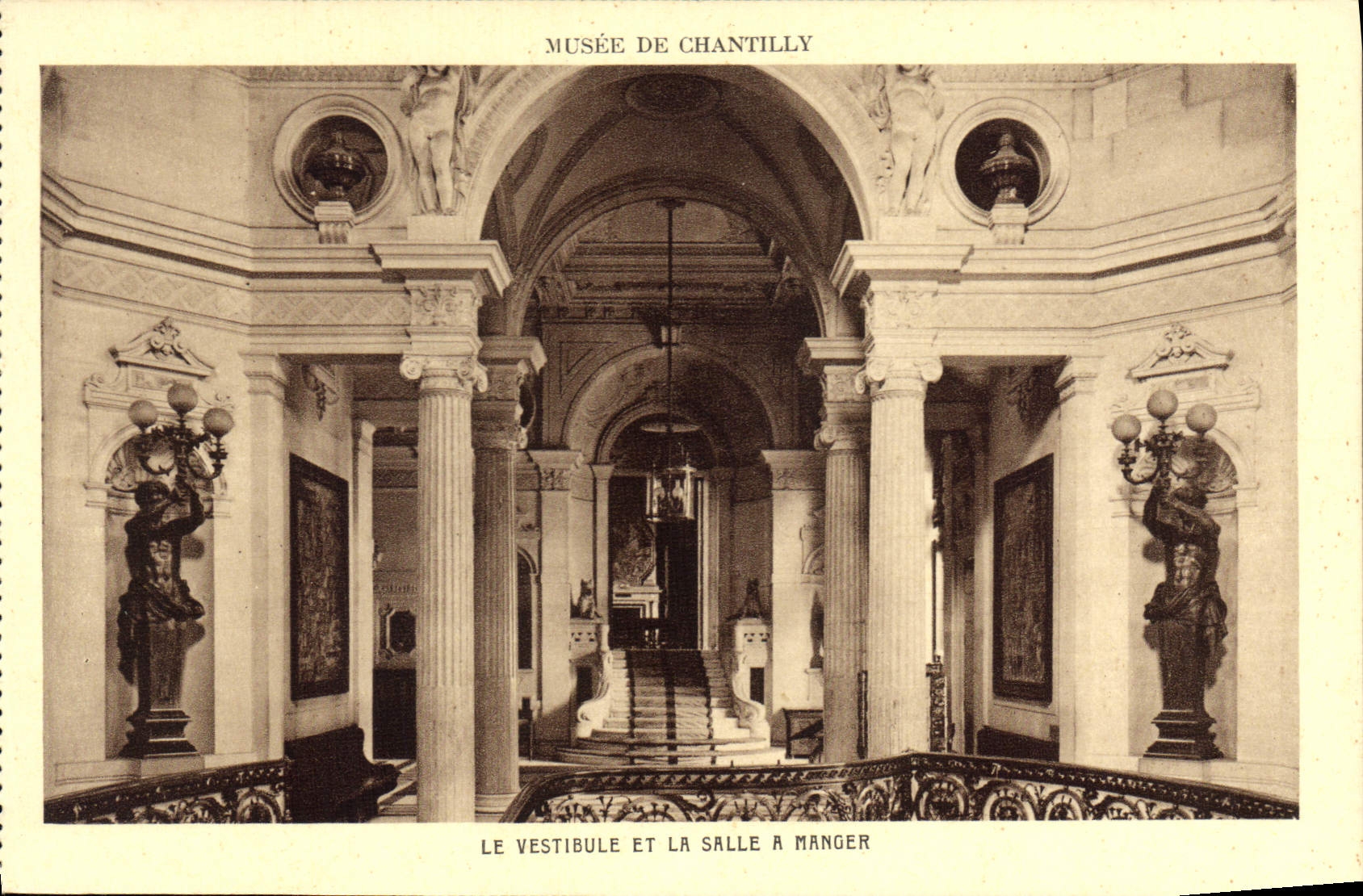 CPA Musee de Chantilly le Vestibule et la Salle a manger