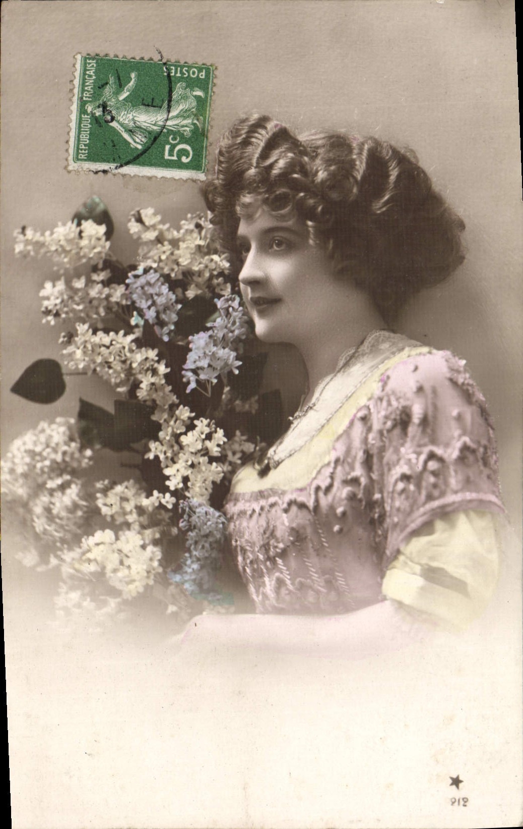 CPA Femme Fleurs
