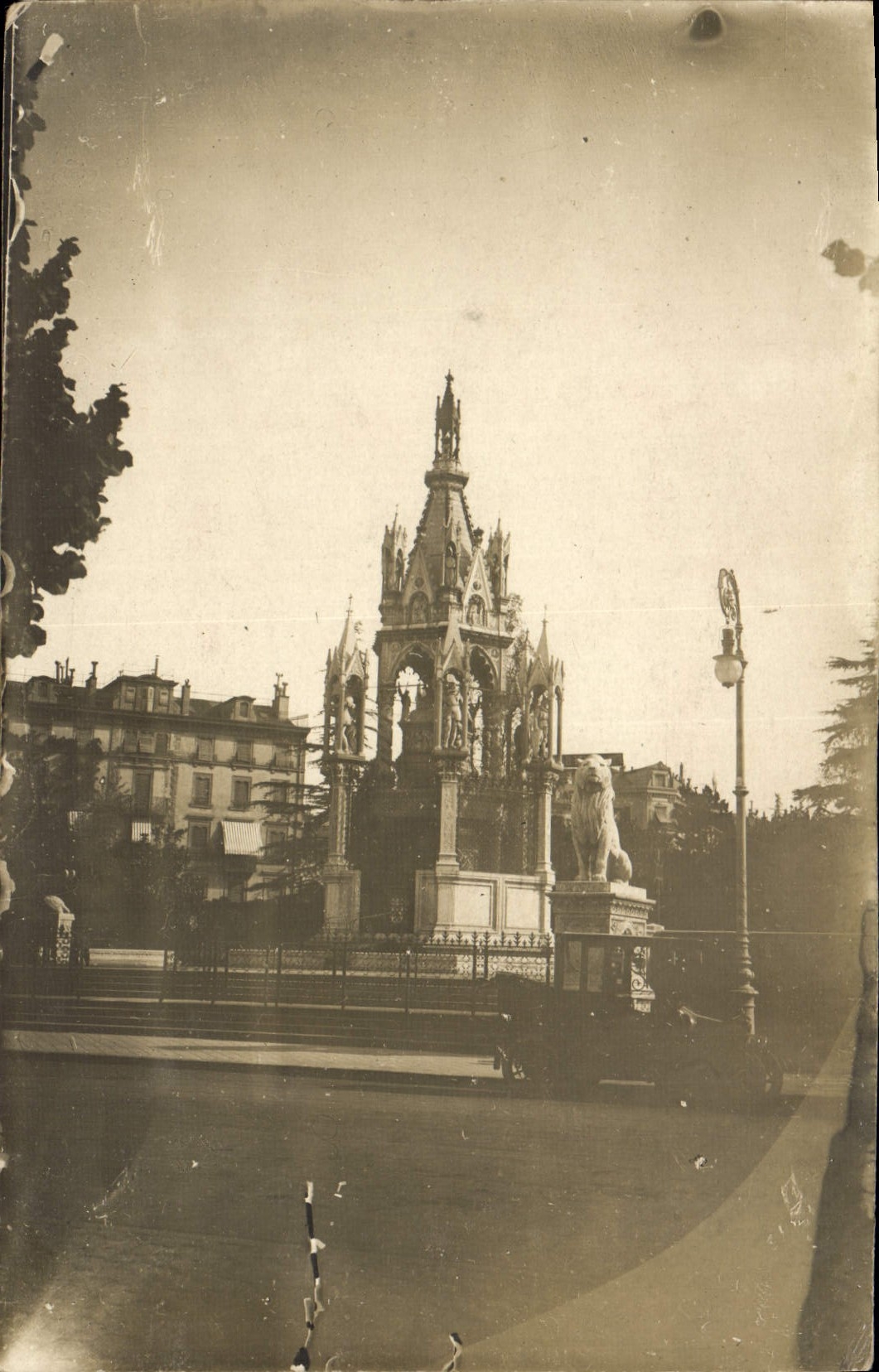 CARTE PHOTO Monument Lion