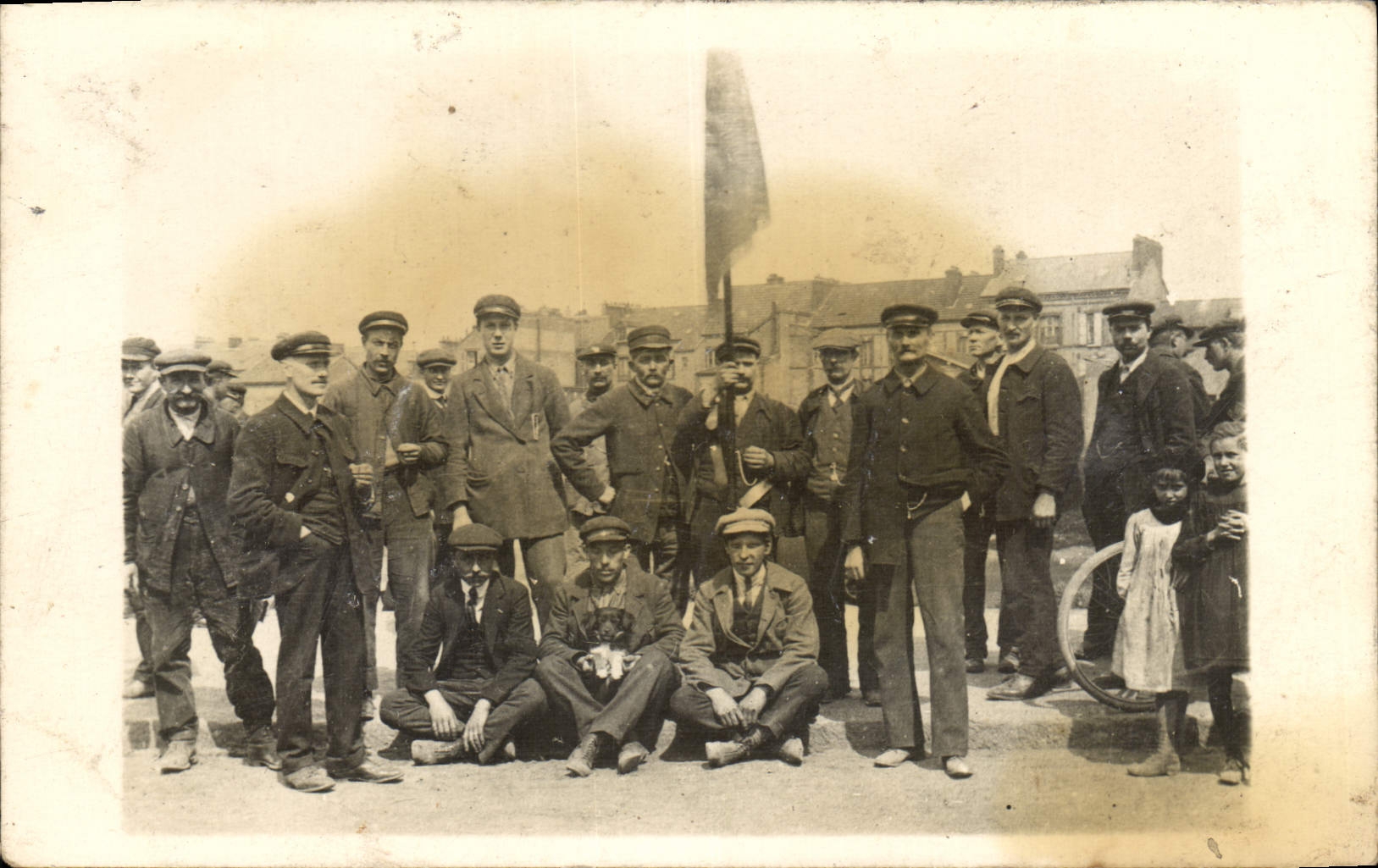 CARTE PHOTO Hommes Drapeau