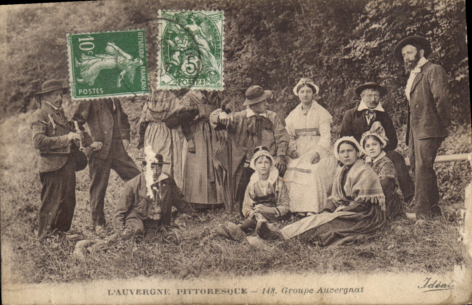 CPA L'Auvergne Pittoresque Groupe Auvergnat Folklore