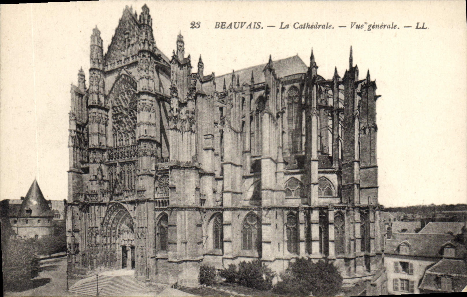 CPA Beauvais la Cathedrale Vue generale