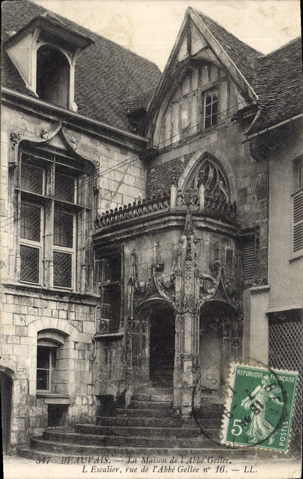 CPA Beauvais la Maison de l'Abbe Gellee l'Ecalier rue de l'Abbe Gellee 