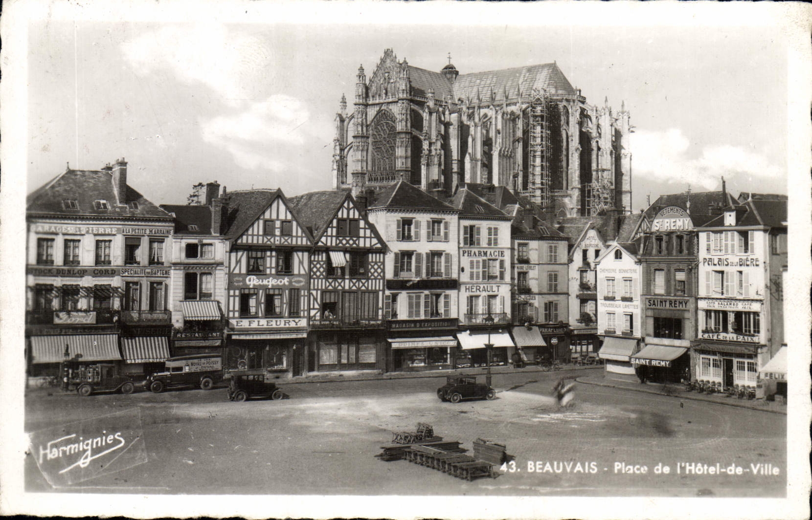 CPA Beauvais Place de l'Hotel de Ville 