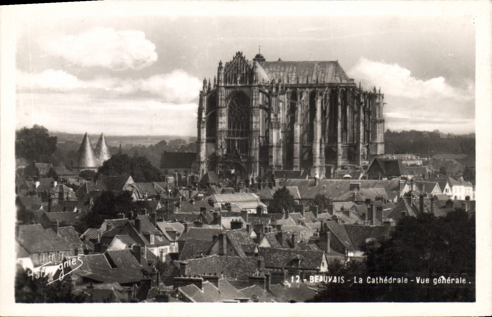 CPA Beauvais la Cathedrale Vue generale