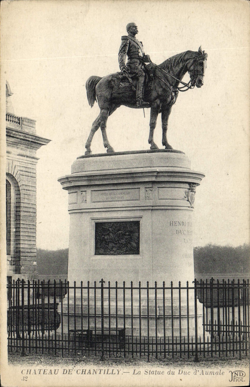 CPA Chateau de Chantilly la Statue du Duc d'Aumale 