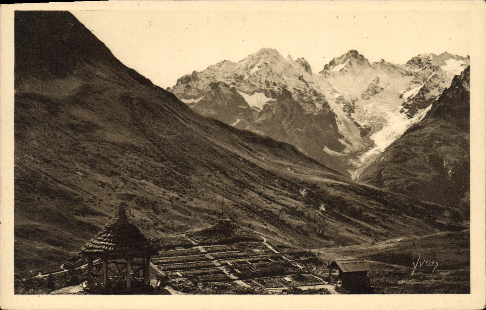 CPA Col du Lautaret le Jardin Alpin en face le Massif de la Meije