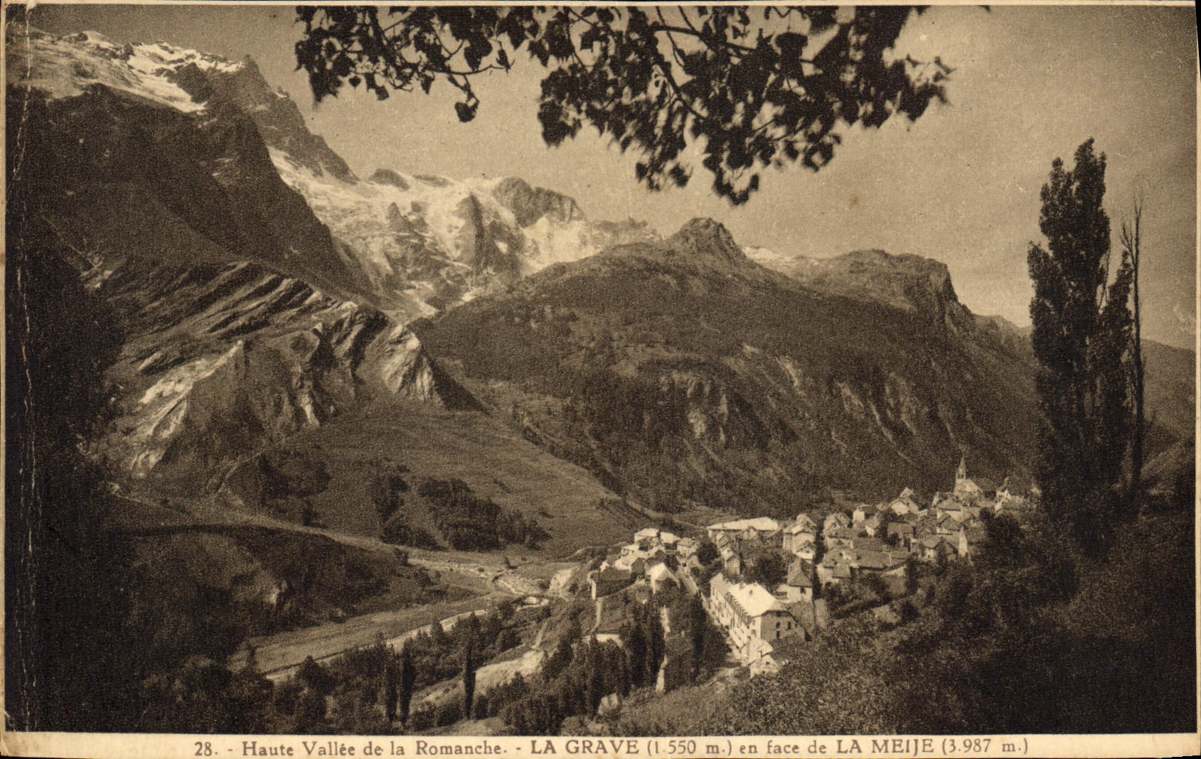 CPA Haute Vallee de la Romanche la Grace en face de la Meije 