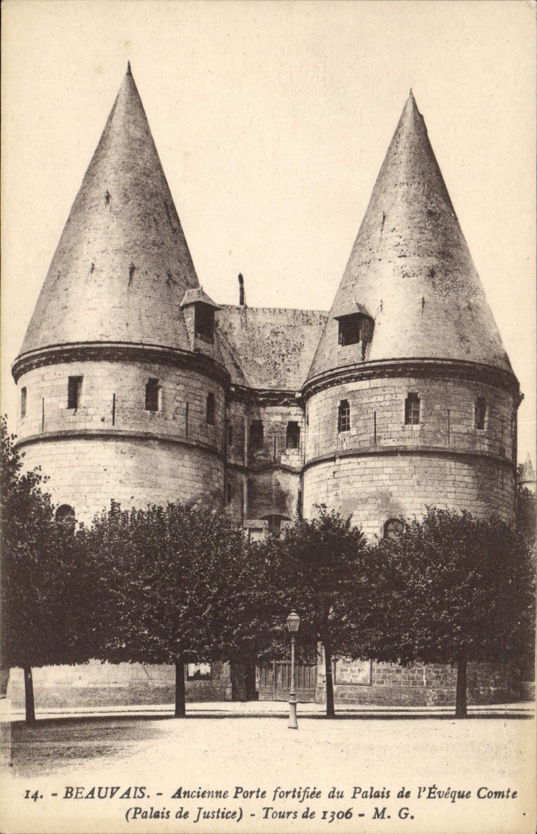 CPA Beauvais Ancienne Porte fortifee du Palais de l'Eveque Comte Palais de Justice Tours de 1306 