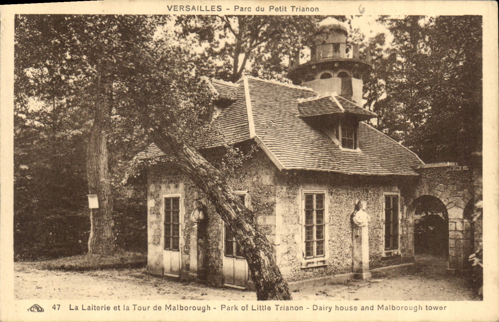 CPA Versailles Parc du Petit Trianon La Laiterie et la Tour de Malborough