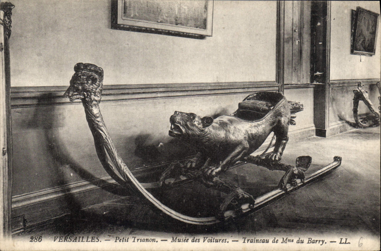 CPA Versailles Petit Trianon Musee des Voitures Traineau de Mme du Barry 