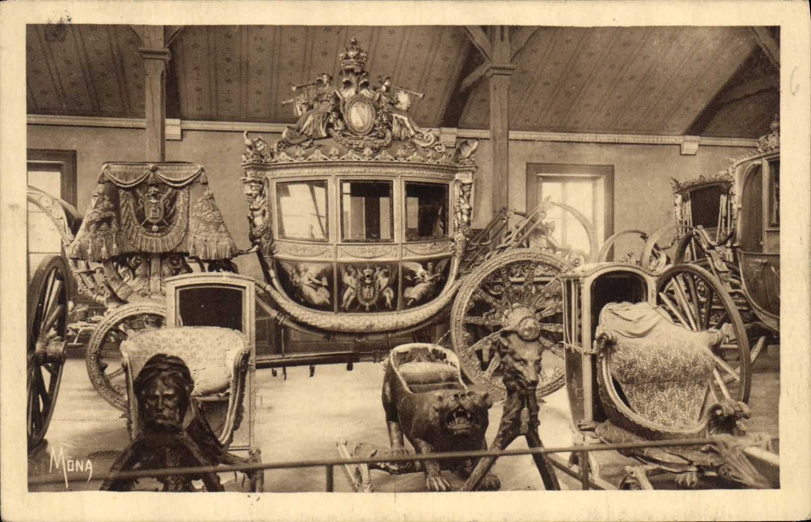 CPA Les Petits Tableaux de Versailles Musee des voitures Petit Trianon le carrosse du sacre de Charl