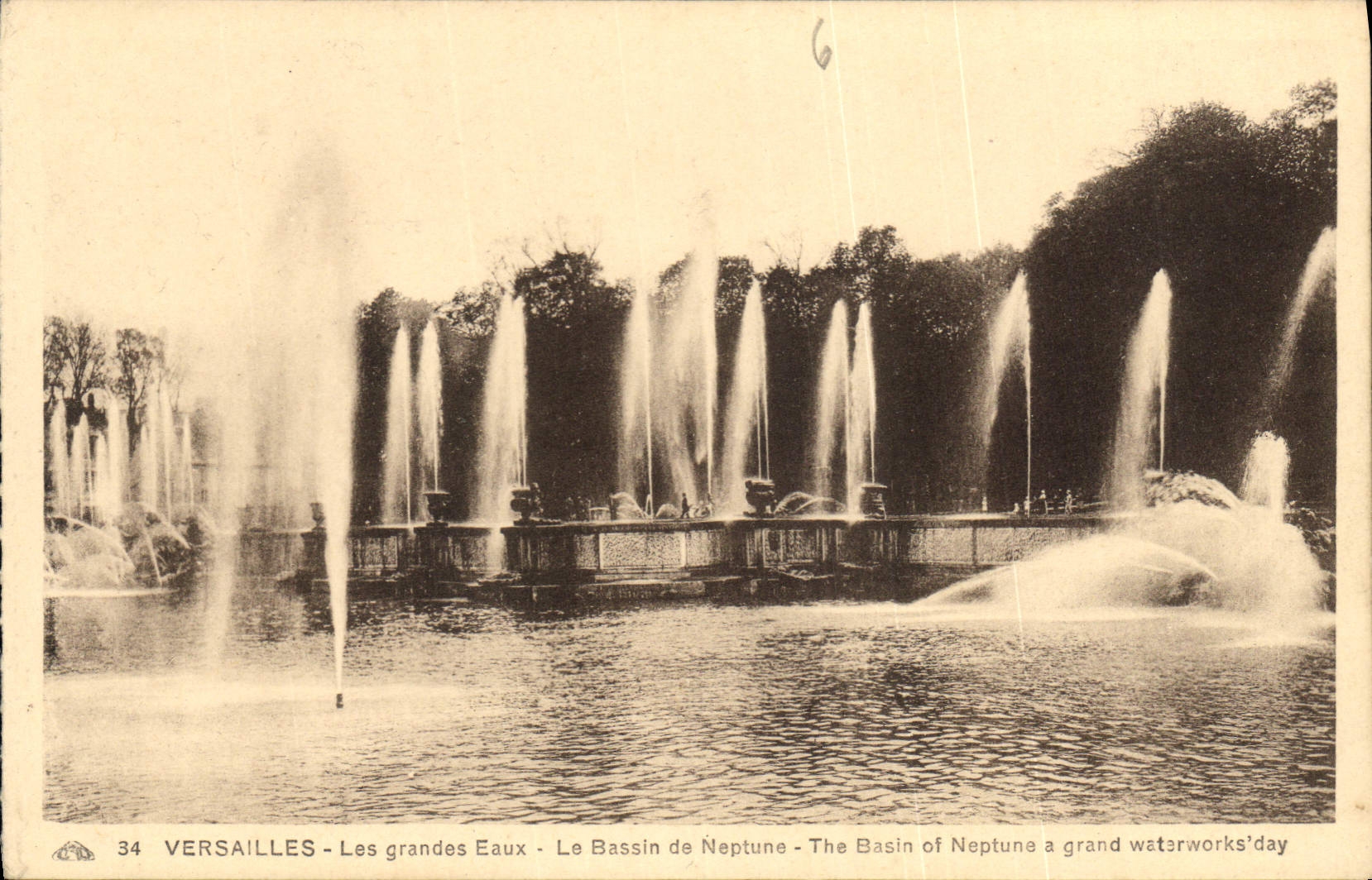 CPA Versailles Les grandes Eaux Le Bassin de Neptune