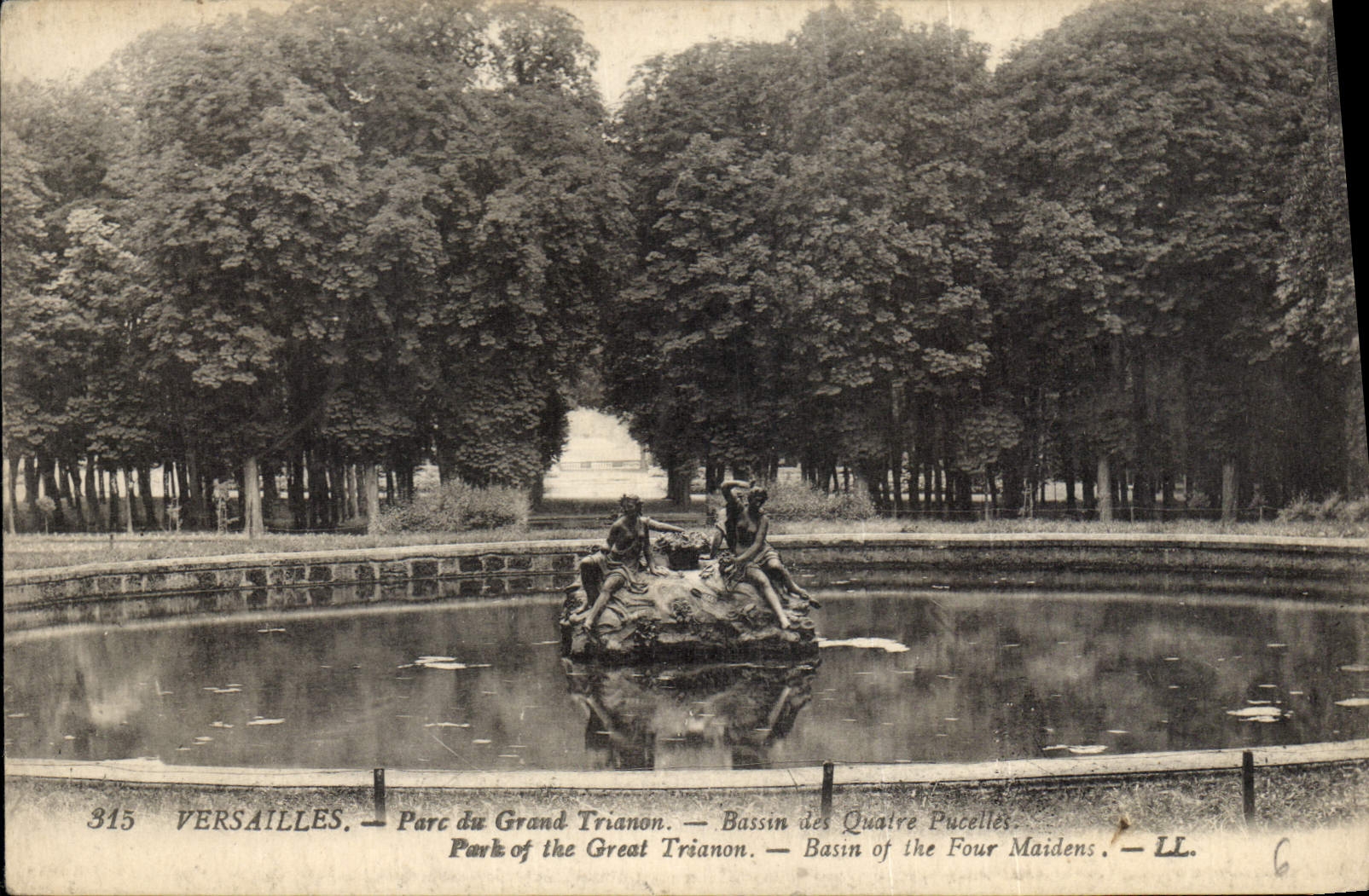 CPA Versailles Parc du Grand Trianon Bassin des Quatre Pucelles 