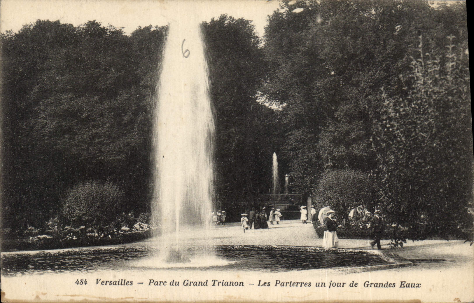 CPA Versailles Parc du Grand Trianon Les Parterres un jour de Grandes Eaux 