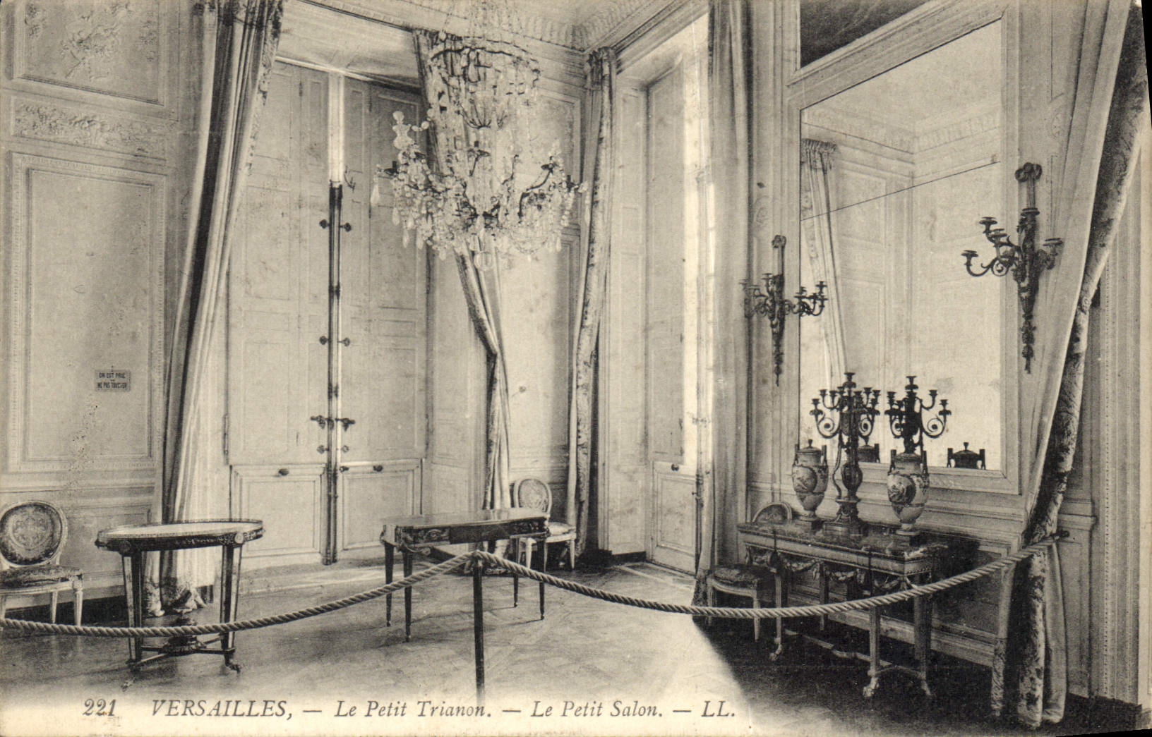 CPA Versailles Le Petit Trianon Le Petit Salon 