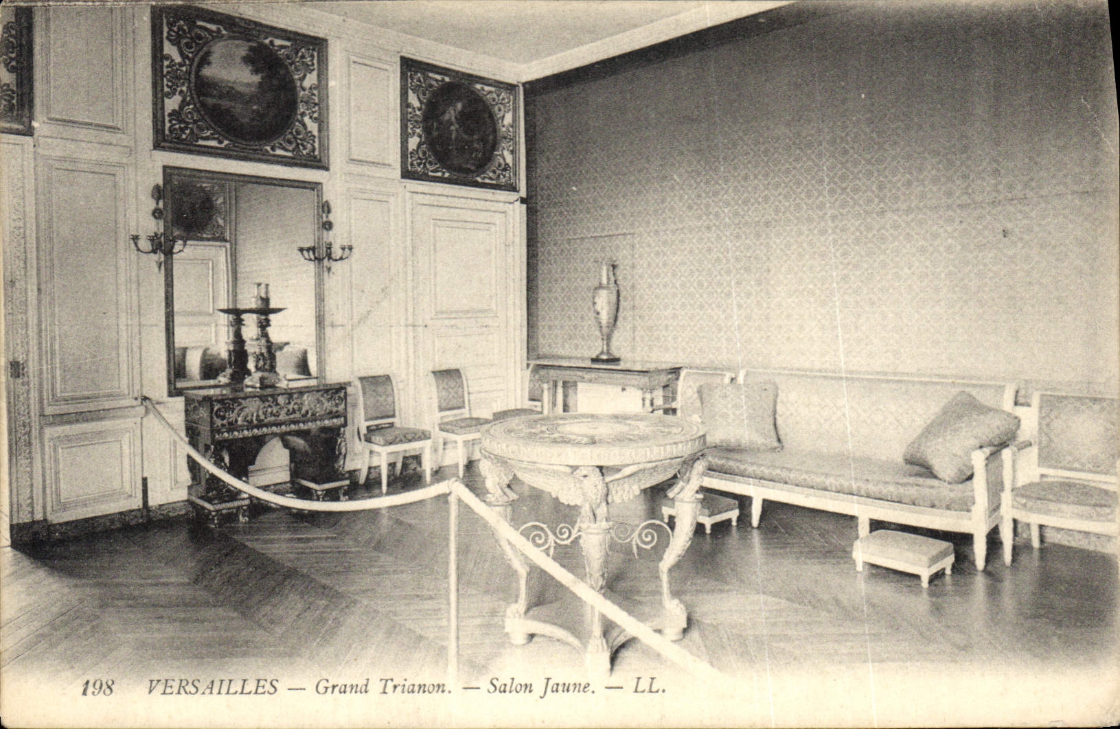 CPA Versailles Grand Trianon Salon Jaune 