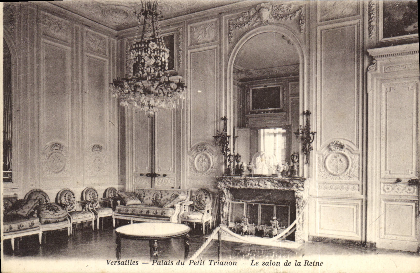 CPA Versailles Palais du Petit Trianon Le Salon de la Reine 