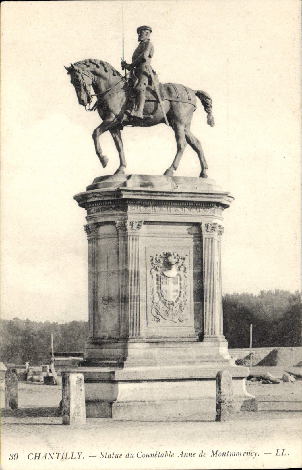 CPA Chantilly Statue du Connetable Anne de Montmorency 