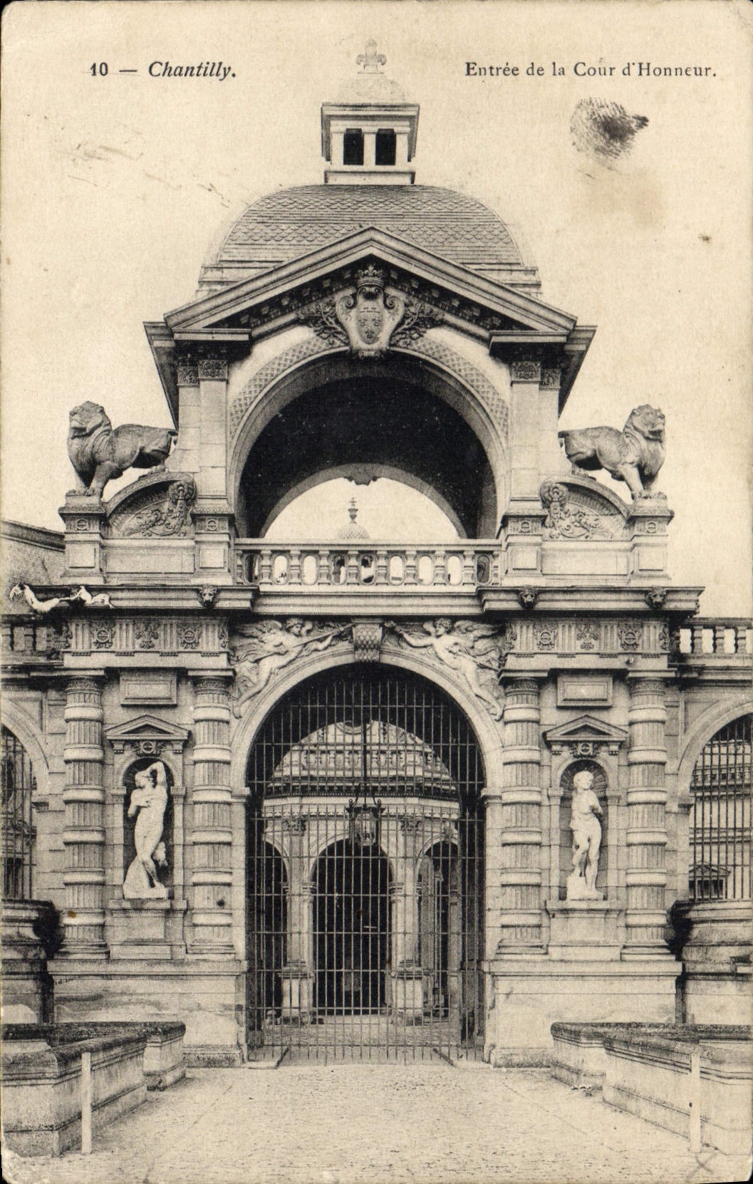 CPA Chantilly Entree de la Cour d'Honneur 