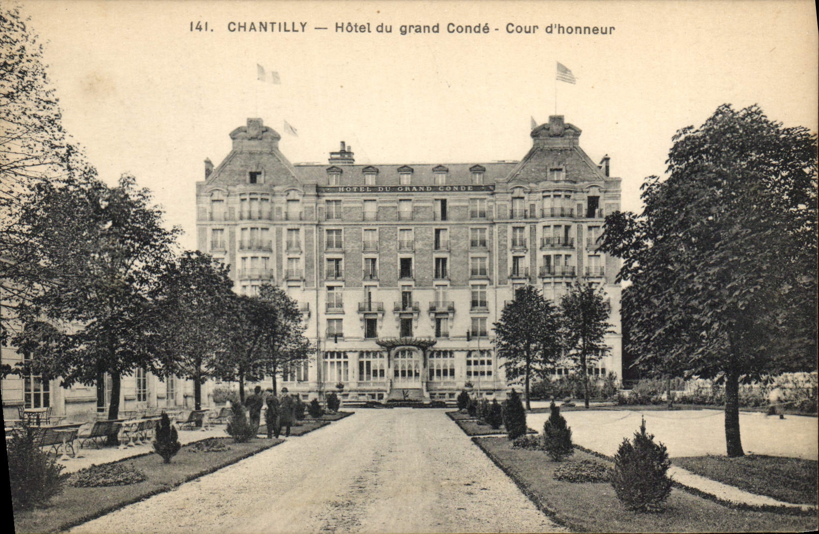 CPA Chantilly Hotel du Grand Conde Cour d'honneur 