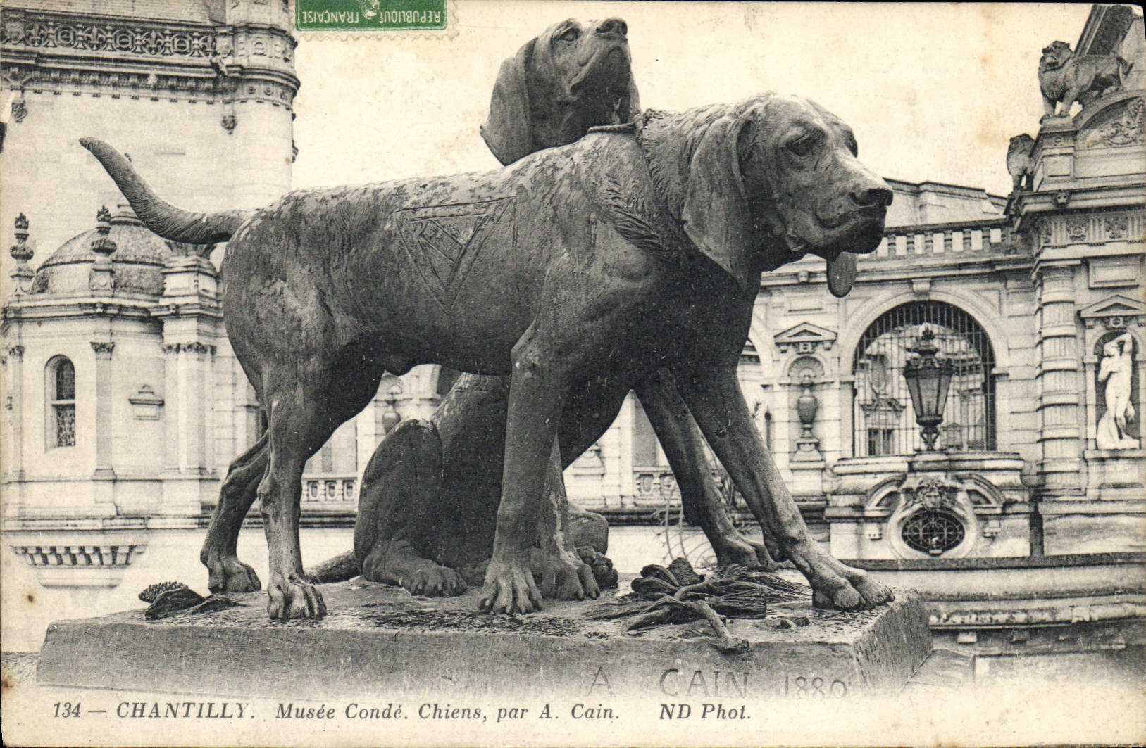 CPA Chantilly Musee Conde Chiens par A Cain