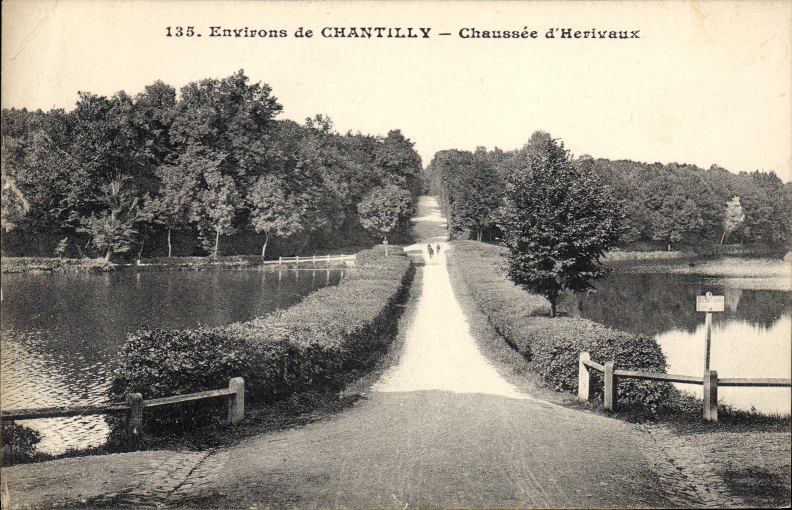 CPA Environs de Chantilly Chaussee d'Herivaux 