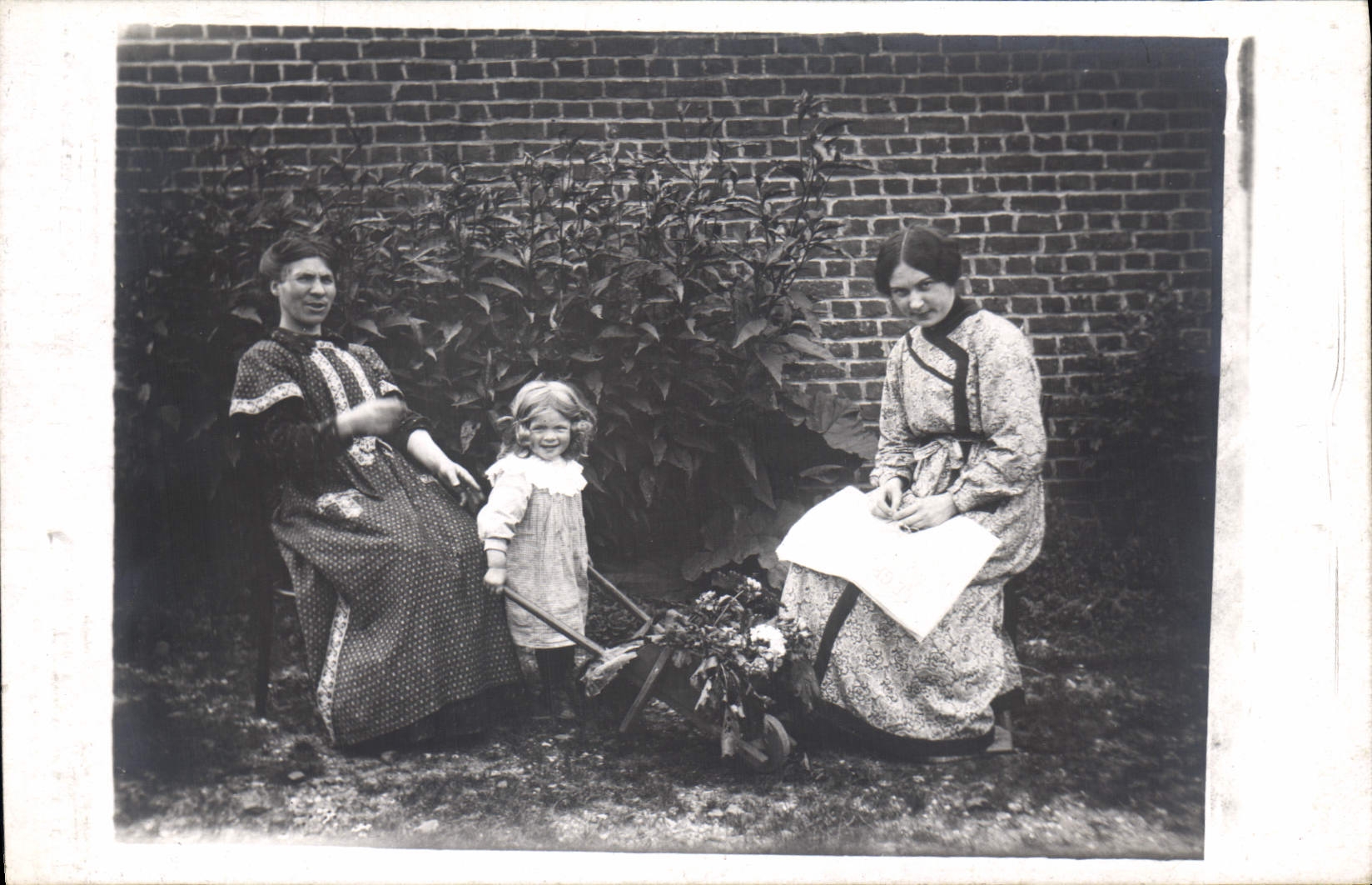 CARTE PHOTO Personnages Femmes Enfant